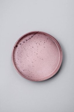 Fotokopi alanı olan gri beton arka planda boş bir plaka. Ev yemeği.