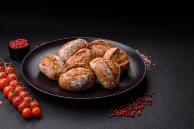 Taze ekmek çörekleri. Tuz, baharat, tohumlar ve tahıllar.