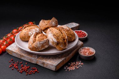 Taze ekmek çörekleri. Tuz, baharat, tohumlar ve tahıllar.