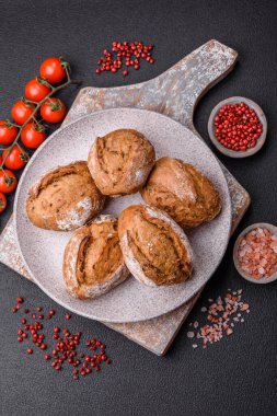 Taze ekmek çörekleri. Tuz, baharat, tohumlar ve tahıllar.