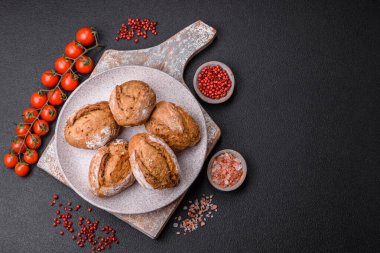 Taze ekmek çörekleri. Tuz, baharat, tohumlar ve tahıllar.