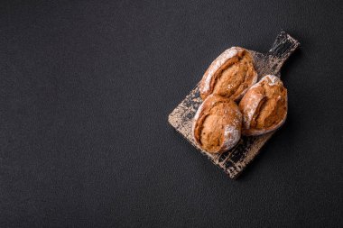 Taze ekmek çörekleri. Tuz, baharat, tohumlar ve tahıllar.