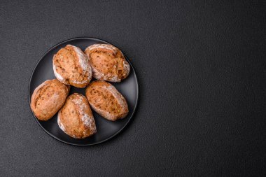 Taze ekmek çörekleri. Tuz, baharat, tohumlar ve tahıllar.