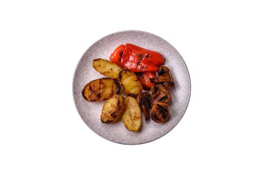 Lezzetli ızgara sebze, patates, domates, biber, tuzlu patlıcan, baharat ve çimento.