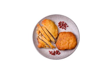 Dijon hardalıyla kızartılmış lezzetli et. Tuz, baharat ve otlarla birlikte koyu beton bir arka planda.