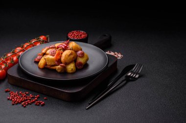 Izgara patates dilimlenmiş, sarımsak, soğan, tuz, baharat ve çimento kaplı sosislerle birlikte.