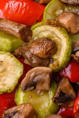 Lezzetli taze ızgara sebzeler kabak, dolmalık biber, mantar ve soğanlı ızgarada tuz, baharat ve otlarla pişirilmiş soğan.