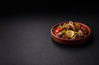 Lezzetli taze ızgara sebzeler kabak, dolmalık biber, mantar ve soğanlı ızgarada tuz, baharat ve otlarla pişirilmiş soğan.