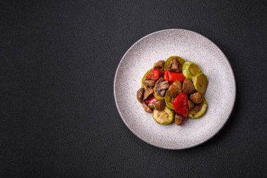 Lezzetli taze ızgara sebzeler kabak, dolmalık biber, mantar ve soğanlı ızgarada tuz, baharat ve otlarla pişirilmiş soğan.