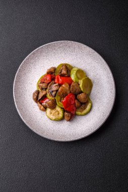 Lezzetli taze ızgara sebzeler kabak, dolmalık biber, mantar ve soğanlı ızgarada tuz, baharat ve otlarla pişirilmiş soğan.