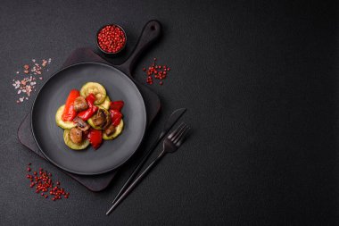 Lezzetli taze ızgara sebzeler kabak, dolmalık biber, mantar ve soğanlı ızgarada tuz, baharat ve otlarla pişirilmiş soğan.