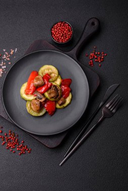 Lezzetli taze ızgara sebzeler kabak, dolmalık biber, mantar ve soğanlı ızgarada tuz, baharat ve otlarla pişirilmiş soğan.