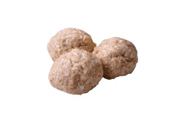 Lezzetli sağlıklı buğulanmış tavuk pirzolası ya da kıymalı köfte. Diyet yemek.