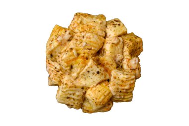 Tuzlu, baharatlı ve çimento kaplı lezzetli beyaz feta peyniri. Akdeniz yemekleri için İçindekiler