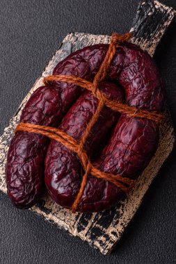 Lezzetli siyah kan sosisi veya siyah beton arka planda ızgara baharat ve otlu kara puding.