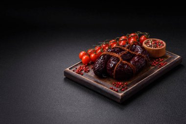 Lezzetli siyah kan sosisi veya siyah beton arka planda ızgara baharat ve otlu kara puding.