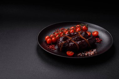 Lezzetli siyah kan sosisi veya siyah beton arka planda ızgara baharat ve otlu kara puding.