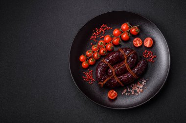 Lezzetli siyah kan sosisi veya siyah beton arka planda ızgara baharat ve otlu kara puding.