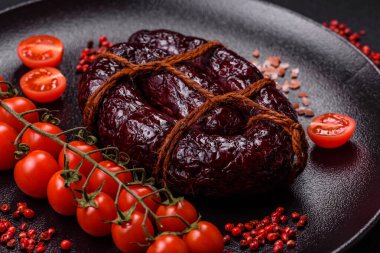 Lezzetli siyah kan sosisi veya siyah beton arka planda ızgara baharat ve otlu kara puding.