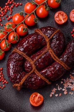 Lezzetli siyah kan sosisi veya siyah beton arka planda ızgara baharat ve otlu kara puding.