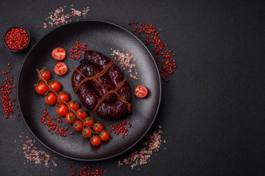 Lezzetli siyah kan sosisi veya siyah beton arka planda ızgara baharat ve otlu kara puding.