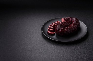 Lezzetli siyah kan sosisi veya siyah beton arka planda ızgara baharat ve otlu kara puding.