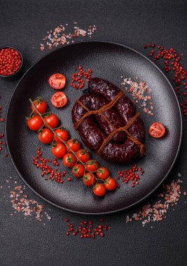 Lezzetli siyah kan sosisi veya siyah beton arka planda ızgara baharat ve otlu kara puding.