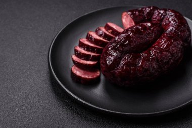 Lezzetli siyah kan sosisi veya siyah beton arka planda ızgara baharat ve otlu kara puding.