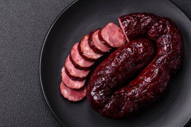 Lezzetli siyah kan sosisi veya siyah beton arka planda ızgara baharat ve otlu kara puding.