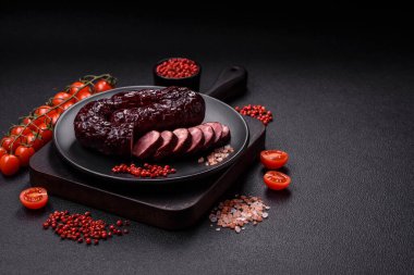 Lezzetli siyah kan sosisi veya siyah beton arka planda ızgara baharat ve otlu kara puding.