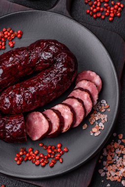 Lezzetli siyah kan sosisi veya siyah beton arka planda ızgara baharat ve otlu kara puding.