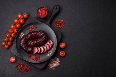 Lezzetli siyah kan sosisi veya siyah beton arka planda ızgara baharat ve otlu kara puding.