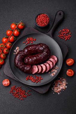 Lezzetli siyah kan sosisi veya siyah beton arka planda ızgara baharat ve otlu kara puding.