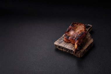 Kemiğin üzerinde leziz bir biftek, balta, tuz, baharat ve çimento kaplı otlar.