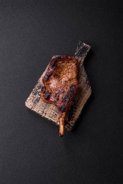 Kemiğin üzerinde leziz bir biftek, balta, tuz, baharat ve çimento kaplı otlar.