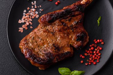 Kemiğin üzerinde leziz bir biftek, balta, tuz, baharat ve çimento kaplı otlar.