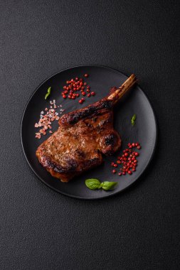 Kemiğin üzerinde leziz bir biftek, balta, tuz, baharat ve çimento kaplı otlar.