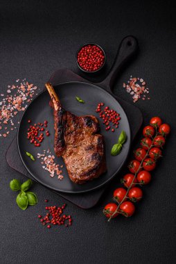 Kemiğin üzerinde leziz bir biftek, balta, tuz, baharat ve çimento kaplı otlar.