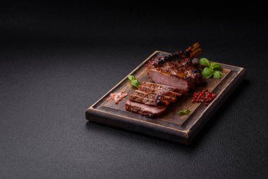 Kemiğin üzerinde leziz bir biftek, balta, tuz, baharat ve çimento kaplı otlar.