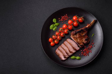 Kemiğin üzerinde leziz bir biftek, balta, tuz, baharat ve çimento kaplı otlar.