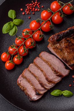 Kemiğin üzerinde leziz bir biftek, balta, tuz, baharat ve çimento kaplı otlar.