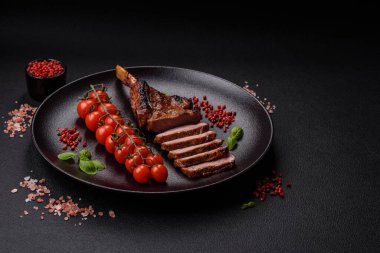 Kemiğin üzerinde leziz bir biftek, balta, tuz, baharat ve çimento kaplı otlar.