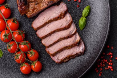 Kemiğin üzerinde leziz bir biftek, balta, tuz, baharat ve çimento kaplı otlar.