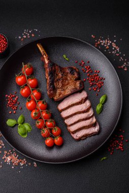 Kemiğin üzerinde leziz bir biftek, balta, tuz, baharat ve çimento kaplı otlar.