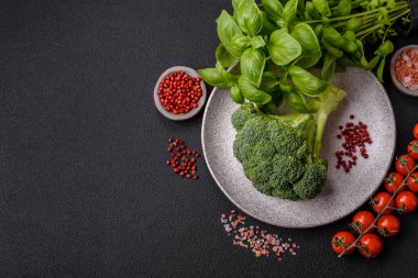 Dal şeklinde taze çiğ brokoli. Koyu beton bir arka planda evde yemek pişirmek için bir malzeme.