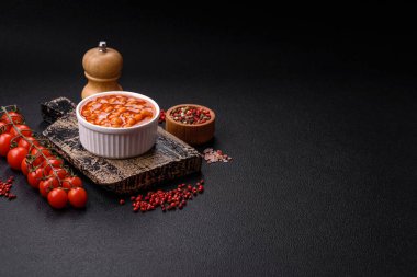 Lezzetli, konserve fasulyeli, domatesli, tuzlu ve baharatlı, yüksek kalorili kahvaltılık.