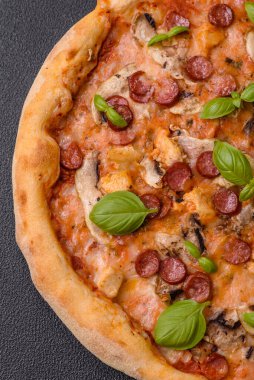 Sosisli, peynirli, domatesli, tuzlu, baharatlı ve çimento kaplı lezzetli bir pizza.