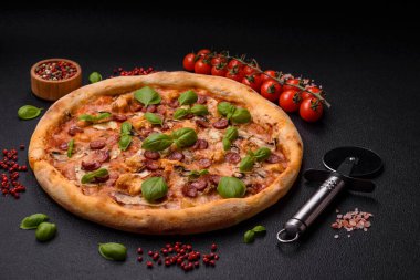 Sosisli, peynirli, domatesli, tuzlu, baharatlı ve çimento kaplı lezzetli bir pizza.