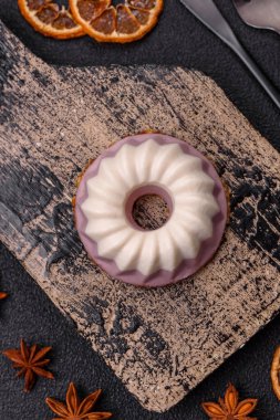 Lezzetli yuvarlak pembe ve beyaz cheesecake laktozsuz, şekersiz, sağlıklı beslenme koyu beton arka planda