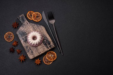 Lezzetli yuvarlak pembe ve beyaz cheesecake laktozsuz, şekersiz, sağlıklı beslenme koyu beton arka planda